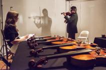 Le violoniste Aaron Boyd en train de tester des violons