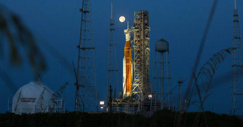 Le lanceur Space Launch System (SLS) photographié sur sa rampe de lancement du Centre spatial Kennedy en Floride (Etats-Unis). 